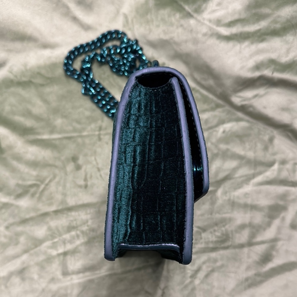 Elegant Green Textured Shoulder Bag - Picture 6 of 11